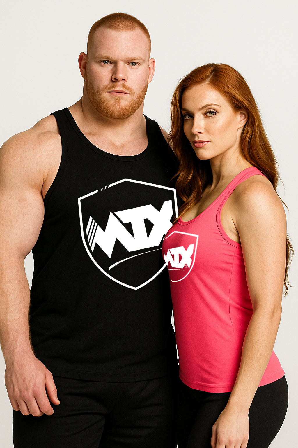 Pareja usando camisetas sin mangas MDX, hombre en negro y mujer en rosa. Ropa deportiva ideal para entrenamientos en pareja.